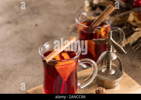 Deux verres de vin chaud de Noël avec des oranges et d'épices sur un fond de texture. Focus sélectif. Copier l'espace. Close-up. Banque D'Images