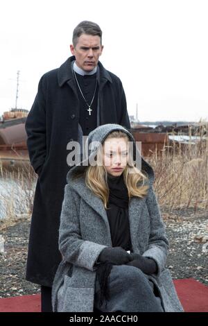 ETHAN HAWKE et Amanda Seyfried dans Première réformés (2017), réalisé par Paul SCHRADER. Credit : Killer Films / Arclight Films / Studio Album Omeira / Partenaires Banque D'Images