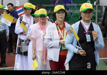 Bangkok, Thaïlande. 21 Nov, 2019. Des milliers de catholiques de toute l'Asie du Sud-Est se sont réunis au Stade National de Bangkok pour assister à une messe donnée par le Pape François le 21 novembre 2019. Credit : James Colburn/ZUMA/Alamy Fil Live News Banque D'Images