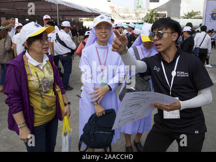 Bangkok, Thaïlande. 21 Nov, 2019. Des milliers de catholiques de toute l'Asie du Sud-Est se sont réunis au Stade National de Bangkok pour assister à une messe donnée par le Pape François le 21 novembre 2019. Credit : James Colburn/ZUMA/Alamy Fil Live News Banque D'Images