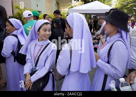 Bangkok, Thaïlande. 21 Nov, 2019. Des milliers de catholiques de toute l'Asie du Sud-Est se sont réunis au Stade National de Bangkok pour assister à une messe donnée par le Pape François le 21 novembre 2019. Credit : James Colburn/ZUMA/Alamy Fil Live News Banque D'Images