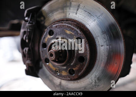 Profondeur de champ (selective focus) image avec détails d'un rusty disques de frein avant d'une voiture. Banque D'Images