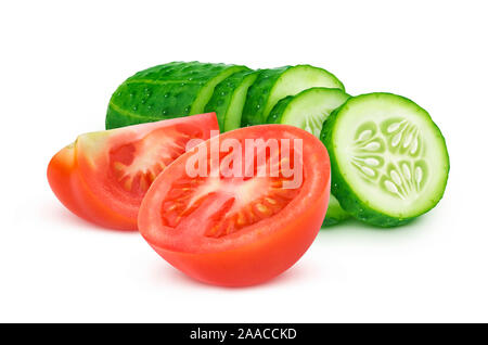 Tranches de concombre et de tomates fraîches isolées sur fond blanc