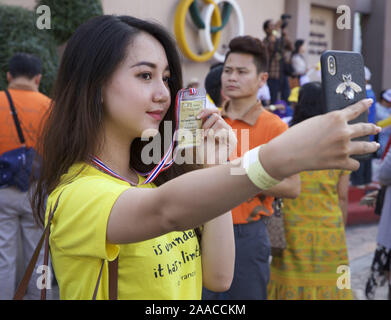 Bangkok, Thaïlande. 21 Nov, 2019. Des milliers de catholiques de toute l'Asie du Sud-Est se sont réunis au Stade National de Bangkok pour assister à une messe donnée par le Pape François le 21 novembre 2019. Credit : James Colburn/ZUMA/Alamy Fil Live News Banque D'Images