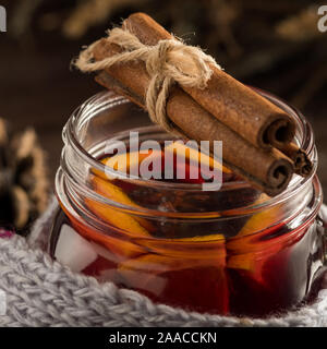 Deux verres de vin chaud de Noël avec des oranges et d'épices sur un fond de texture. Focus sélectif. Copier l'espace. Close-up. Banque D'Images