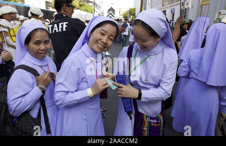 Bangkok, Thaïlande. 21 Nov, 2019. Des milliers de catholiques de toute l'Asie du Sud-Est se sont réunis au Stade National de Bangkok pour assister à une messe donnée par le Pape François le 21 novembre 2019. Credit : James Colburn/ZUMA/Alamy Fil Live News Banque D'Images