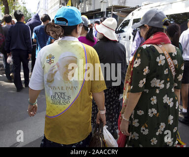 Bangkok, Thaïlande. 21 Nov, 2019. Des milliers de catholiques de toute l'Asie du Sud-Est se sont réunis au Stade National de Bangkok pour assister à une messe donnée par le Pape François le 21 novembre 2019. Credit : James Colburn/ZUMA/Alamy Fil Live News Banque D'Images