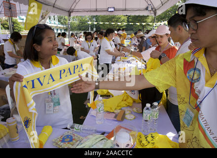 Bangkok, Thaïlande. 21 Nov, 2019. Des milliers de catholiques de toute l'Asie du Sud-Est se sont réunis au Stade National de Bangkok pour assister à une messe donnée par le Pape François le 21 novembre 2019. Credit : James Colburn/ZUMA/Alamy Fil Live News Banque D'Images