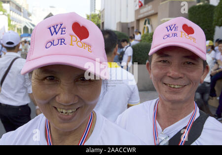 Bangkok, Thaïlande. 21 Nov, 2019. Des milliers de catholiques de toute l'Asie du Sud-Est se sont réunis au Stade National de Bangkok pour assister à une messe donnée par le Pape François le 21 novembre 2019. Credit : James Colburn/ZUMA/Alamy Fil Live News Banque D'Images