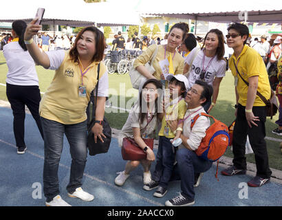 Bangkok, Thaïlande. 21 Nov, 2019. Des milliers de catholiques de toute l'Asie du Sud-Est se sont réunis au Stade National de Bangkok pour assister à une messe donnée par le Pape François le 21 novembre 2019. Credit : James Colburn/ZUMA/Alamy Fil Live News Banque D'Images