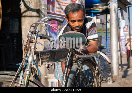 Atelier de réparation de vélos routes locales et de vieilles bicyclettes Tiruchirappalli,Tamil Nadu, Inde Banque D'Images