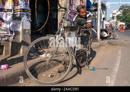 Atelier de réparation de vélos routes locales et de vieilles bicyclettes Tiruchirappalli,Tamil Nadu, Inde Banque D'Images
