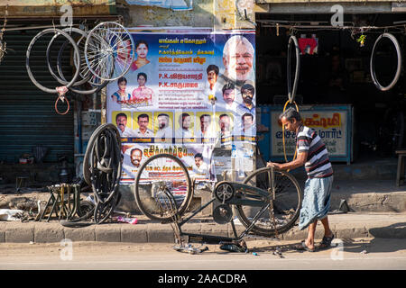 Atelier de réparation de vélos routes locales et de vieilles bicyclettes Tiruchirappalli,Tamil Nadu, Inde Banque D'Images