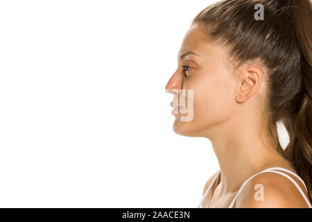 Profile of young smiling woman sans maquillage sur fond blanc Banque D'Images