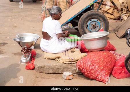 Vieille Femme vendant des oignons au marché de Tiruchirappalli, Tamil Nadu, Inde Banque D'Images