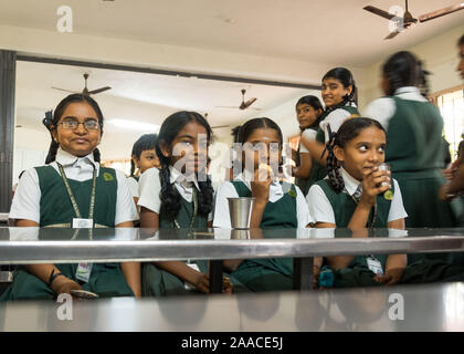 Groupe de jeunes filles de l'école de déjeunant à Tiruchirappalli,Tamil Nadu, Inde. Banque D'Images