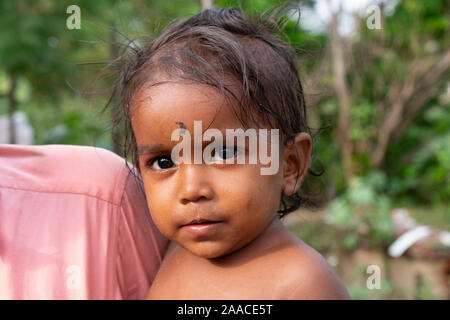 Portrait d'une petite fille en cours sur bras de père en Tiruchirappalli,Tamil Nadu, Inde Banque D'Images