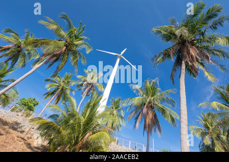 Wind turbine entourée de palmiers, la Thaïlande Banque D'Images