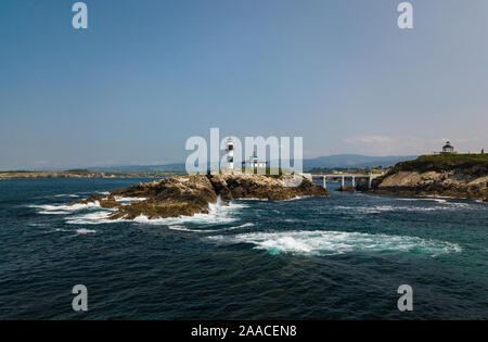 Vue aérienne du phare sur l'île de Pancha. Le nord de l'Espagne en été Banque D'Images