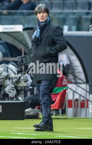 Frankfurt, Deutschland. 20 Nov, 2019. Joachim LOEW (Lv ? W, Jogi, coach, Bundescoach, GER) lève les yeux, plein la figure, format vertical, Soccer Laenderspiel, championnat d'Europe, Qualification Groupe C, l'Allemagne (GER) - Irlande du Nord (RIN) 6 : 1, 19.11. 2019 à Francfort/Allemagne. ¬ | Conditions de crédit dans le monde entier : dpa/Alamy Live News Banque D'Images