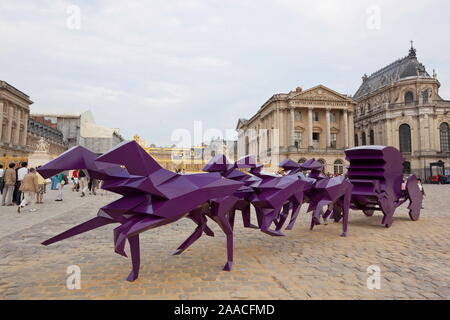 Le plasticien Xavier Veilhan SUCCESSFULLLY ONT SURMONTÉ LE DÉFI DE FUSIONNER AVEC L'ARCHITECTURE DE VERSAILLES, DANS UN DIALOGUE ÉLOQUENT Banque D'Images