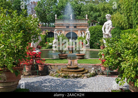 Les jardins du Palazzo Pfanner à Lucca, Toscane, Italie. Banque D'Images