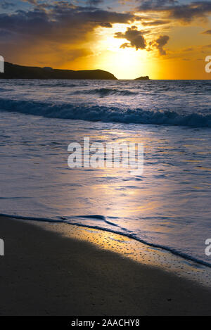 Un magnifique coucher de soleil sur la baie de Fistral intense à Newquay en Cornouailles. Banque D'Images