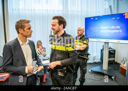 DEN HAAG, 21-11-2019 Les syndicats de police néerlandais, faire une déclaration à propos de workpressure pour les agents de police dans les rues. Ils disent que c'est trop et il est temps d'agir. SP Membre du parlement Michiel van Nispen a une conversation avec un agent de police. Banque D'Images