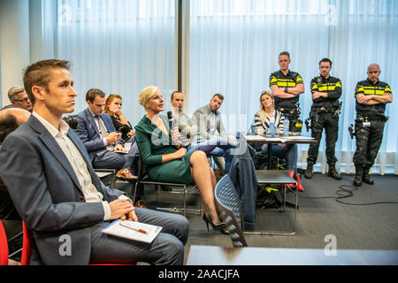 DEN HAAG, 21-11-2019 Les syndicats de police néerlandais, faire une déclaration à propos de workpressure pour les agents de police dans les rues. Ils disent que c'est trop et il est temps d'agir. SP Membre du parlement Michiel van Nispen PvdA et membre du parlement Attje Kuiken. Banque D'Images