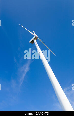 Wind turbine contre ciel bleu, Thaïlande Banque D'Images