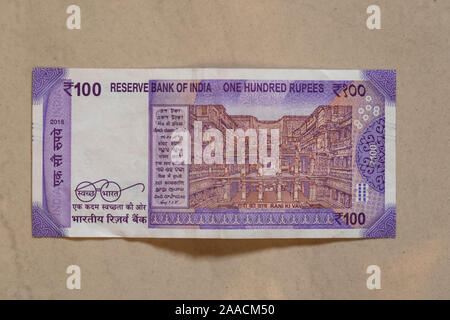 Retour de new Indian Rupee 100 note sur fond uni Banque D'Images
