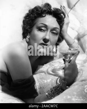 GLORIA SWANSON Portrait que Norma Desmond dans SUNSET BOULEVARD DE BILLY WILDER directeur 1950 écrivains CHARLES BRACKETT Billy Wilder et D. M. MARSHMAN Jr costumes EDITH HEAD Paramount Pictures Banque D'Images