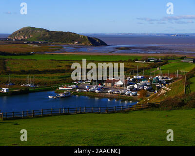 En montée, Weston-Super-Mare, Somerset, UK vue sur St Nicholas Church Brean Down et paysage côtier, sur une journée ensoleillée d'automne avec un aperçu de la Pays de Galles Banque D'Images