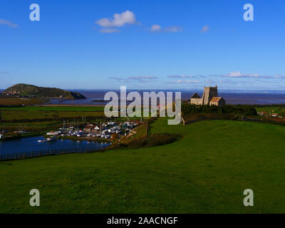 En montée, Weston-Super-Mare, Somerset, UK vue sur St Nicholas Church Brean Down et paysage côtier, sur une journée ensoleillée d'automne avec un aperçu de la Pays de Galles Banque D'Images