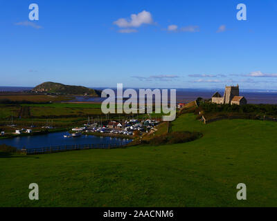 En montée, Weston-Super-Mare, Somerset, UK vue sur St Nicholas Church Brean Down et paysage côtier, sur une journée ensoleillée d'automne avec un aperçu de la Pays de Galles Banque D'Images