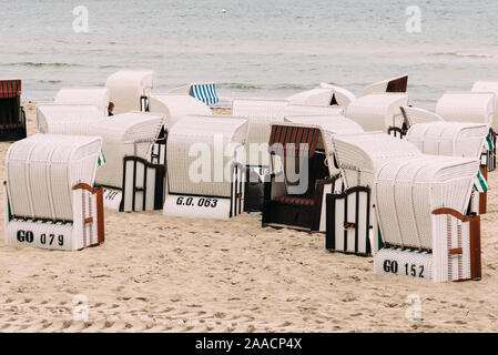 Chaises de plage à capuchon dans la mer Baltique un jour nuageux de l'été. L'île de Rugen, Sellin. Allemagne Banque D'Images