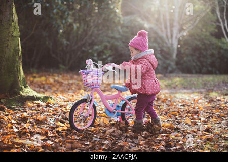 Bébé fille débarrasser location en hiver parc campagne,l'Irlande du Nord Banque D'Images