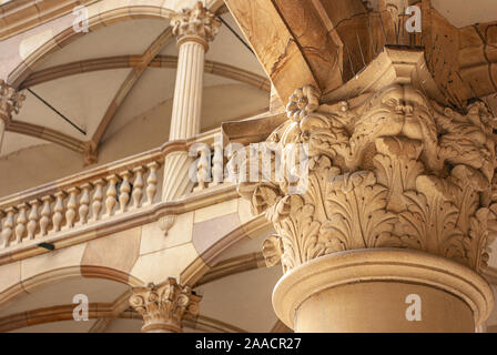 Stuttgart, Bade-Wurtemberg, Allemagne - le 6 juin 2009 : Capital, colonnes et arcades dans la cour de l'ancien château (Altes Schloss) à Stuttgart. Banque D'Images