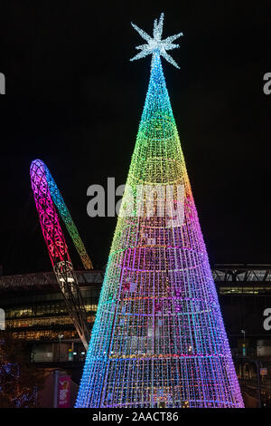 "L'arbre d'espoir' à Wembley Park, pour la première fois, un festival. La plus haute jamais Londres-LED Christmas Tree a été créée par le designer Elyne Legarnisson. Banque D'Images