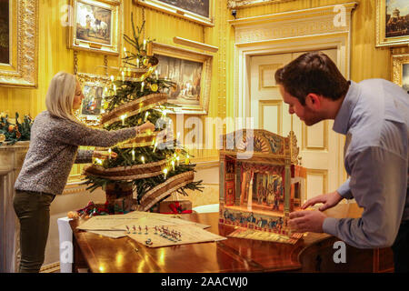 London UK 21 novembre 2019 Apsley House, connu comme "Numéro 1, Londres', la résidence historique du premier Duc de Wellington, pour la première fois restera ouvert, pendant la période des fêtes jusqu'au 22 décembre, pour donner une expérience de foi au début de Noël victorien, avec ses étonnants intérieurs 'dressed' d'une manière qui aurait été familier à la première Duc lui-même et la famille royale elle-même. Les membres du personnel de mettre les décorations de Noël dans le salon jaune dépouillé, Paul/Quezada-Neiman Alamy Live News Banque D'Images