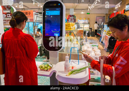 Shanghai, Chine, People Grocery Shopping dans le supermarché chinois dans le centre commercial Zhong Hai Huan Yu hui, magasins avec paiements mobiles, vue intérieure du supermarché, paiements sans espèces, clients de supermarché asie, caisse libre, Greengrocer à l'intérieur Banque D'Images