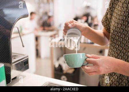 Faire le café barista café contemporain dans Banque D'Images