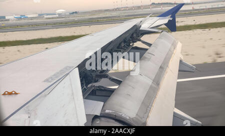 L'atterrissage d'avion sur la piste, détail d'aile, spoilers et ailerons. L'extérieur de l'aile aileron conseil soulevant pour vitesse de manoeuvre tandis que prendre à l'aéroport. Banque D'Images