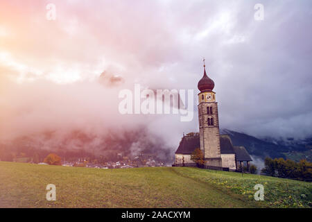 Église de San Valentino dans magic sunset, Castelrotto (Kastelruth), le Tyrol du Sud, Italie Banque D'Images