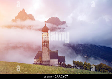 Église de San Valentino dans magic sunset, Castelrotto (Kastelruth), le Tyrol du Sud, Italie Banque D'Images