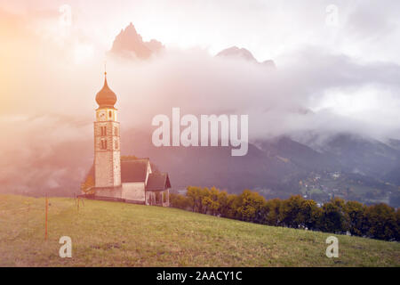 Église de San Valentino dans magic sunset, Castelrotto (Kastelruth), le Tyrol du Sud, Italie Banque D'Images