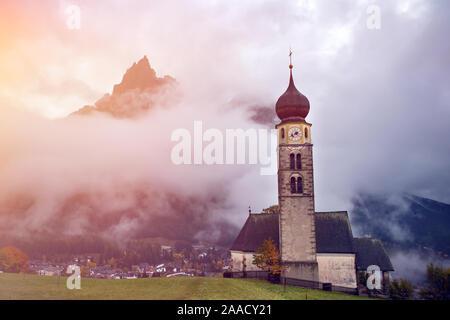 Église de San Valentino dans magic sunset, Castelrotto (Kastelruth), le Tyrol du Sud, Italie Banque D'Images