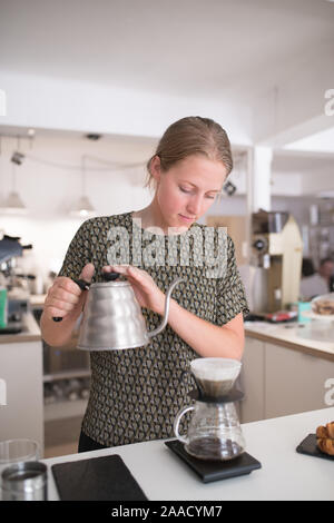 Faire le café barista café contemporain dans Banque D'Images