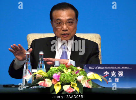 Beijing, Chine. 21 Nov 2019. Le Premier ministre chinois Li Keqiang porte sur les médias au cours de la quatrième '16' Round Table dialogue à Pékin le jeudi 21 novembre, 2019. La Chine a besoin de faire un meilleur usage de ses divers outils de politique économique pour relancer l'économie, Li a dit jeudi. Photo par Stephen Shaver/UPI UPI : Crédit/Alamy Live News Banque D'Images