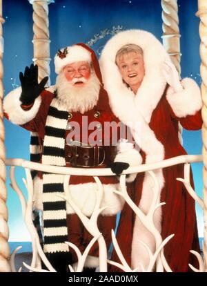 ANGELA LANSBURY et CHARLES DURNING dans Mme. SANTA CLAUS (1996), réalisé par TERRY HUGHES. Credit : Marque / Album Banque D'Images